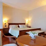 Roxy Plaza Hotel 4*