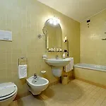 Roxy Plaza Hotel 4*