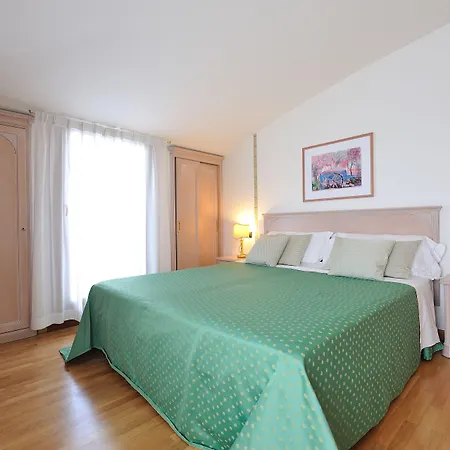 Roxy Plaza Hotel 4*