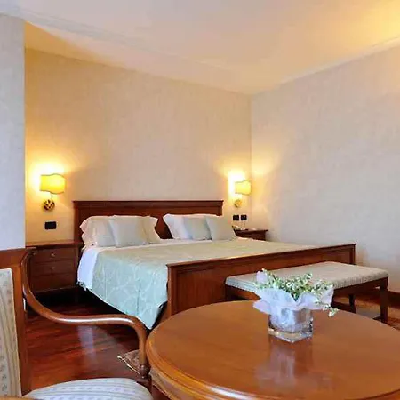 Roxy Plaza Hotel 4*
