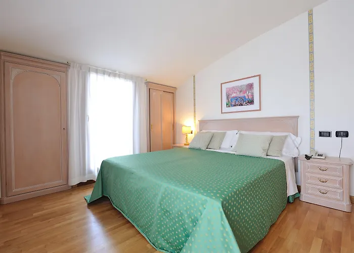 Roxy Plaza Hotell 4*