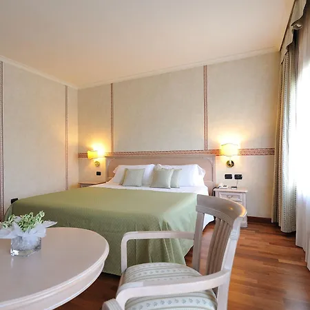 Roxy Plaza Hotel