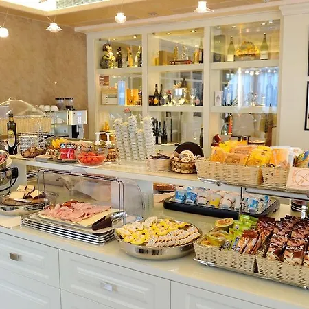 Roxy Plaza Hotel 4*
