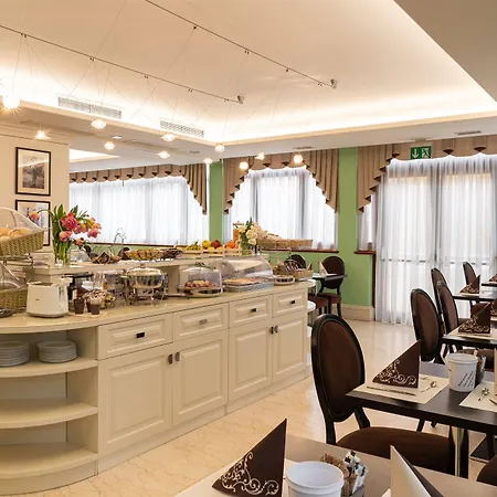 Roxy Plaza Hotel 4*
