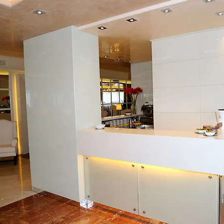 Roxy Plaza Hotel 4*