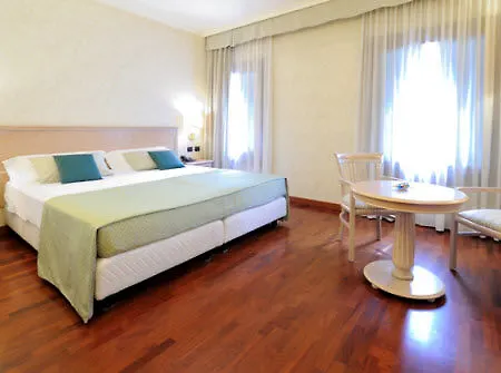 Roxy Plaza Hotel