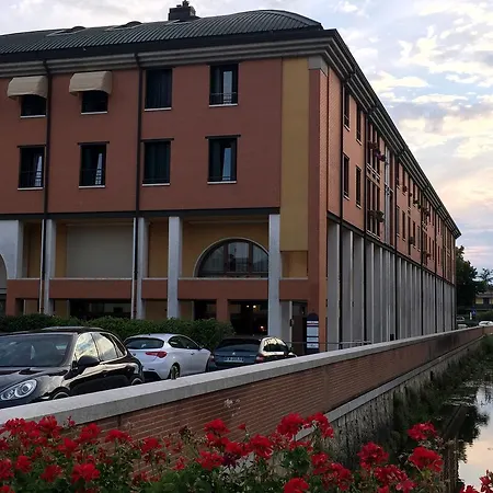Roxy Plaza Hotel 4*