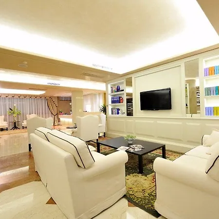 Roxy Plaza Hotel 4*